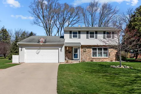 1035 Canterbury Dr, Oshkosh, WI 54902