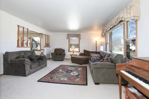 Living - 913 E Pershing St, Appleton, WI 54911 photo 1 of 4
