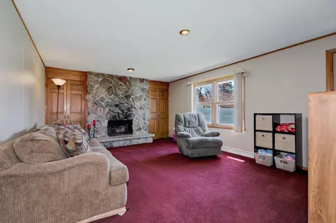 Living - 913 E Pershing St, Appleton, WI 54911 photo 3 of 4