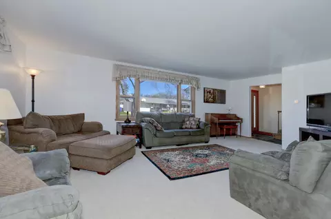 Living - 913 E Pershing St, Appleton, WI 54911 photo 2 of 4
