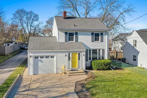 712 Derby Ln, Green Bay, WI 54301