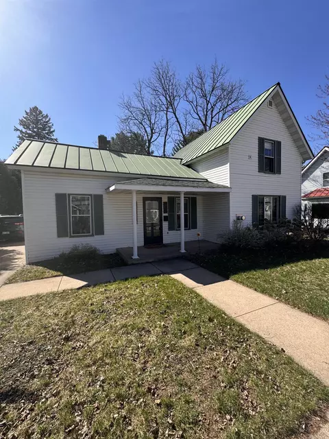 512 5th St, Waupaca, WI 54981