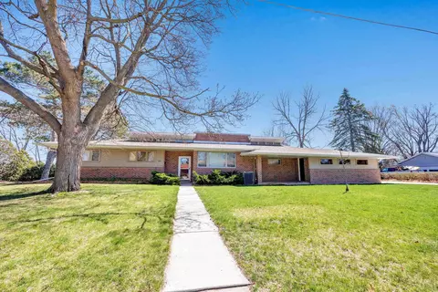 3121 Waubenoor Dr, Green Bay, WI 54301