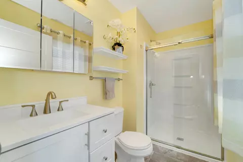 Bath - w5426 White Clover Circle, Appleton, WI 54915 photo 2 of 3