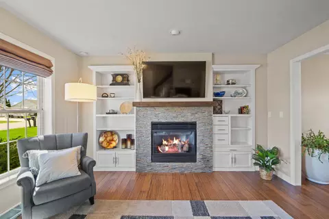 Living - w5426 White Clover Circle, Appleton, WI 54915 photo 2 of 6