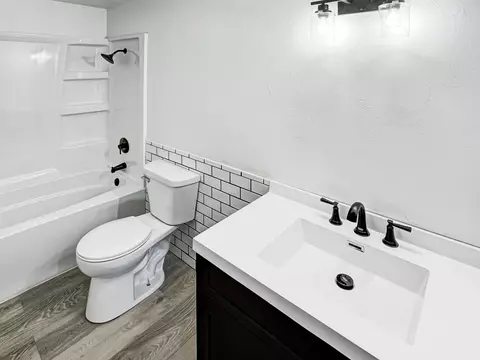 Bath - 131 Ramlen Ct, Appleton, WI 54915 photo 1 of 2