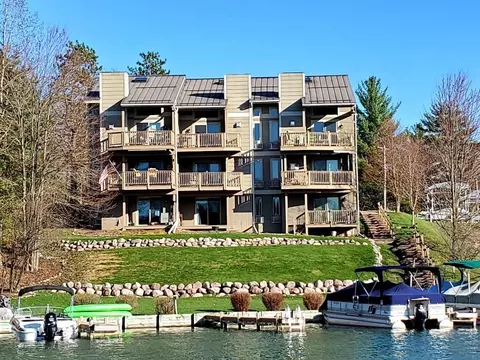e1204 Country Park Lane #1, Waupaca, WI 54981