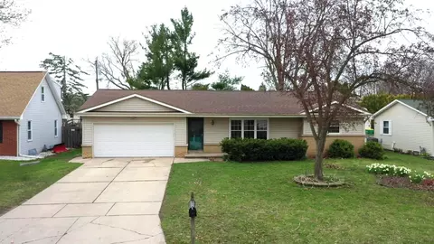 3039 Greenview Dr, Green Bay, WI 54311