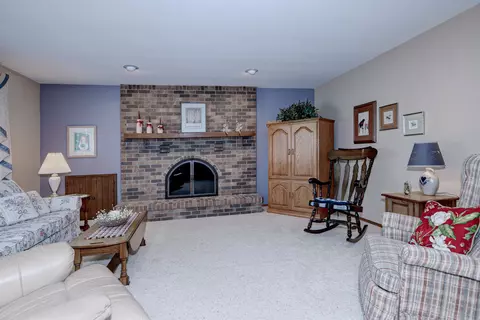 Living - 2520 Kesting Ct, Appleton, WI 54911 photo 2 of 5