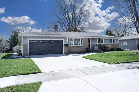Exterior - 2520 Kesting Ct, Appleton, WI 54911 photo 2 of 11