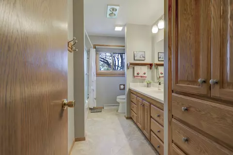 Bath - 2520 Kesting Ct, Appleton, WI 54911 photo 2 of 2