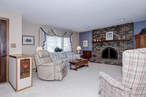 Living - 2520 Kesting Ct, Appleton, WI 54911 photo 1 of 5
