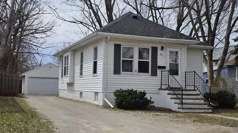 985 School Pl, Green Bay, WI 54303