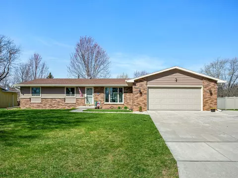 915 Regent Ln, Green Bay, WI 54311
