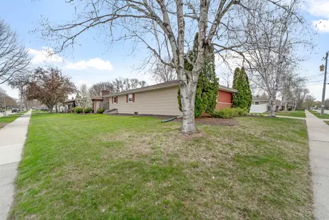 Exterior - 2611 E Bona Ave, Appleton, WI 54915 photo 2 of 10