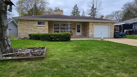 306 Dauphin St, Allouez, WI 54301