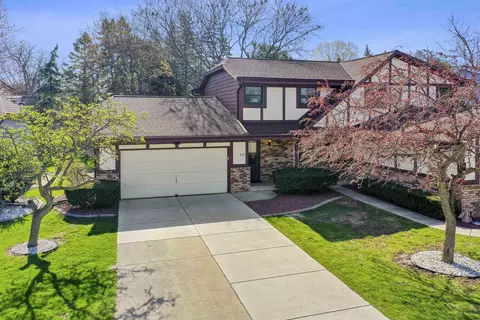 430 Silver Spring Dr #B, Green Bay, WI 54303