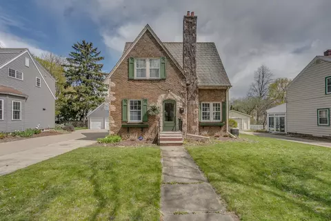321 12th St, Neenah, WI 54956