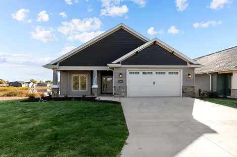 1365 Prairie Lake Cir, Neenah, WI 54956