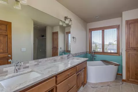 Bath - 2520 E Corridor Dr, Appleton, WI 54913 photo 2 of 4
