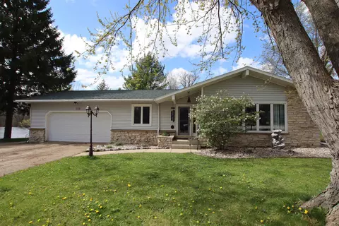 719 River Dr, Mayville, WI 53050
