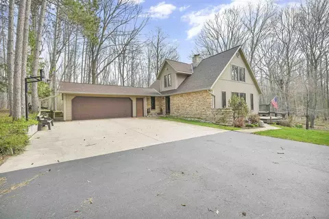 5620 Linda Ln, Little Suamico, WI 54141