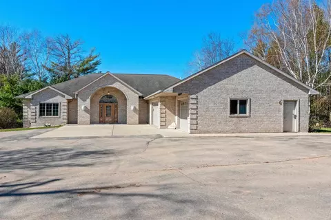 8054 Kingfisher Ln, Oconto Falls, WI 54154