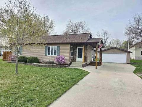 107 E Alfred St, Weyauwega, WI 54983