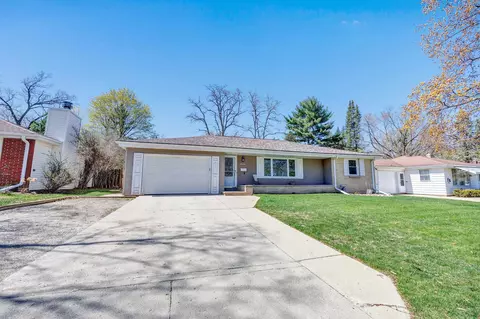 1446 Rosalie Ln, Green Bay, WI 54304