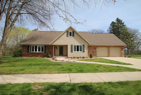 17 Eastbrook Ln, Fond Du Lac, WI 54935