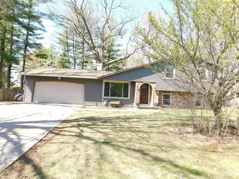 1027 Harwood Ave, Green Bay, WI 54313