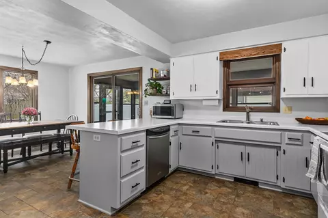 2010 W Roberts Ave, Appleton, WI 54914 photo 9