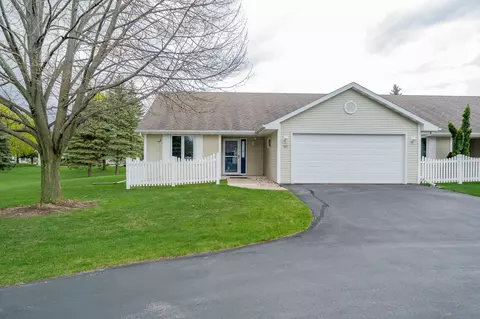 225 Lake Pointe Dr, Oshkosh, WI 54904