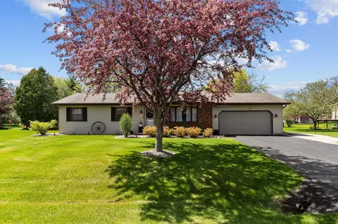 319 Oak Manor Dr, Oshkosh, WI 54904
