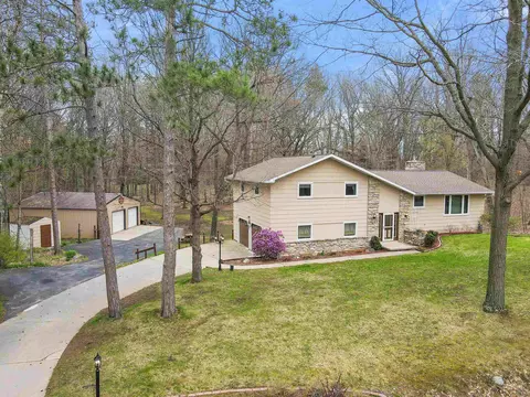 3733 Pine Forest Dr, Green Bay, WI 54313