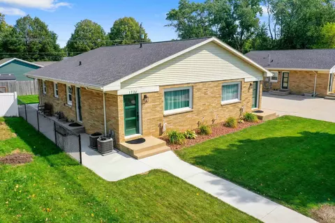 1218 Shadow Ln, Green Bay, WI 54303