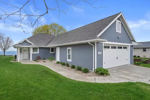 3359 Beach Ln, Green Bay, WI 54311