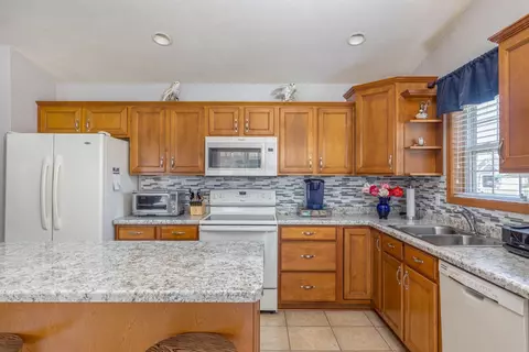 Kitchen - 2091 W Noelle Ln, Appleton, WI 54913 photo 2 of 3