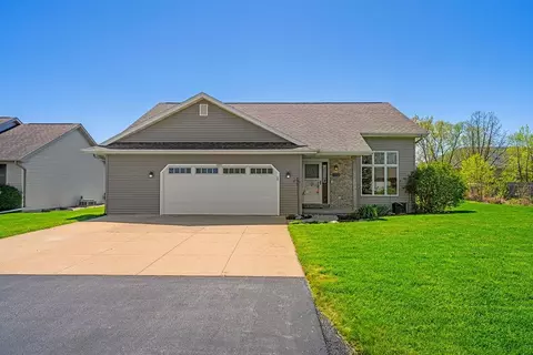 1372 Willow Bend Ln, Oshkosh, WI 54904