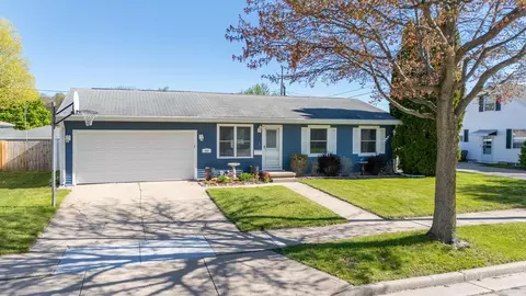 442 Patrick St, Combined Locks, WI 54113