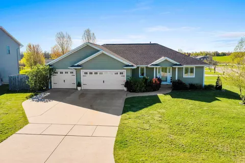 1616 Panther Ct, Green Bay, WI 54229