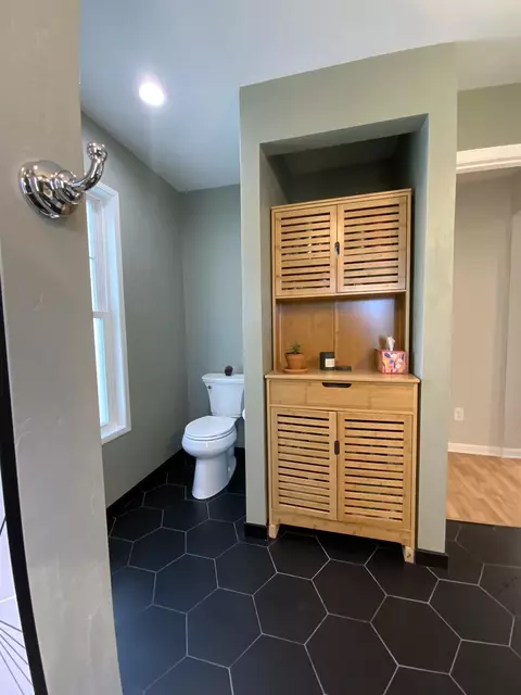 Bath - 709 E Circle St, Appleton, WI 54911 photo 5 of 8