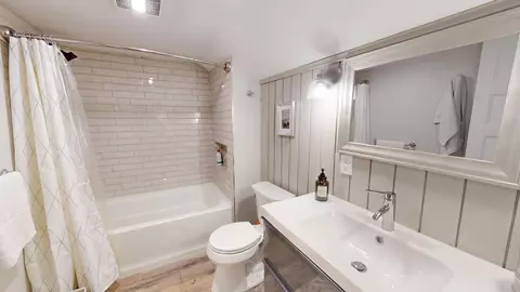 Bath - 709 E Circle St, Appleton, WI 54911 photo 7 of 8