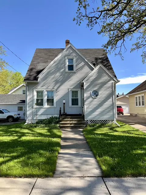 604 5th St, Menasha, WI 54952