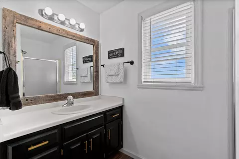 Bath - 1609 E Wyndmere Dr, Appleton, WI 54913 photo 3 of 5