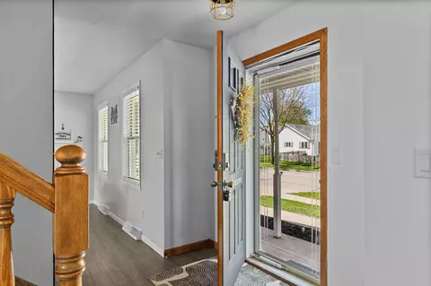 Entry Way - 1609 E Wyndmere Dr, Appleton, WI 54913 photo 2 of 2