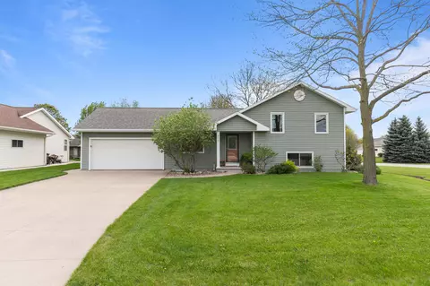 2319 Deer Prairie Dr, Neenah, WI 54956