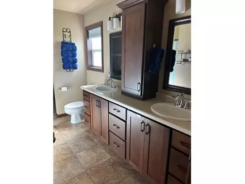 Bath - 496 Barbie Ct, Appleton, WI 54915 photo 2 of 3