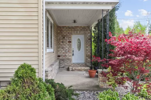 Exterior - 1424 N Division St, Appleton, WI 54911 photo 2 of 7