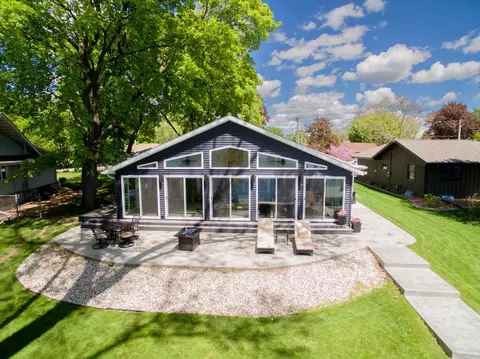 1086 Lakeshore Dr, Menasha, WI 54952